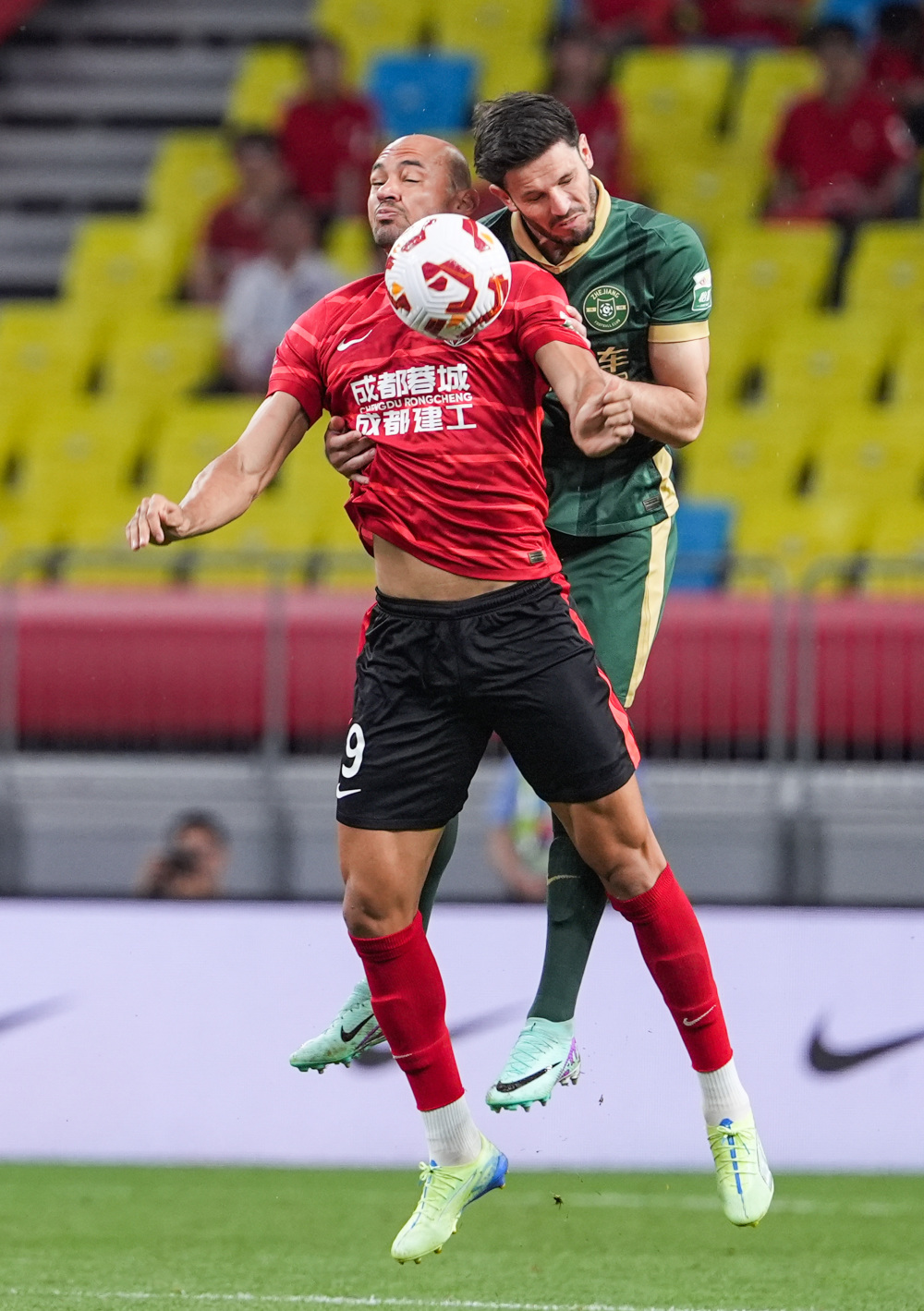 图赫尔：贝林厄姆被换下时很沮丧？因为他有一张黄牌（图赫尔解释贝林厄姆被换下的沮丧：因身背黄牌）