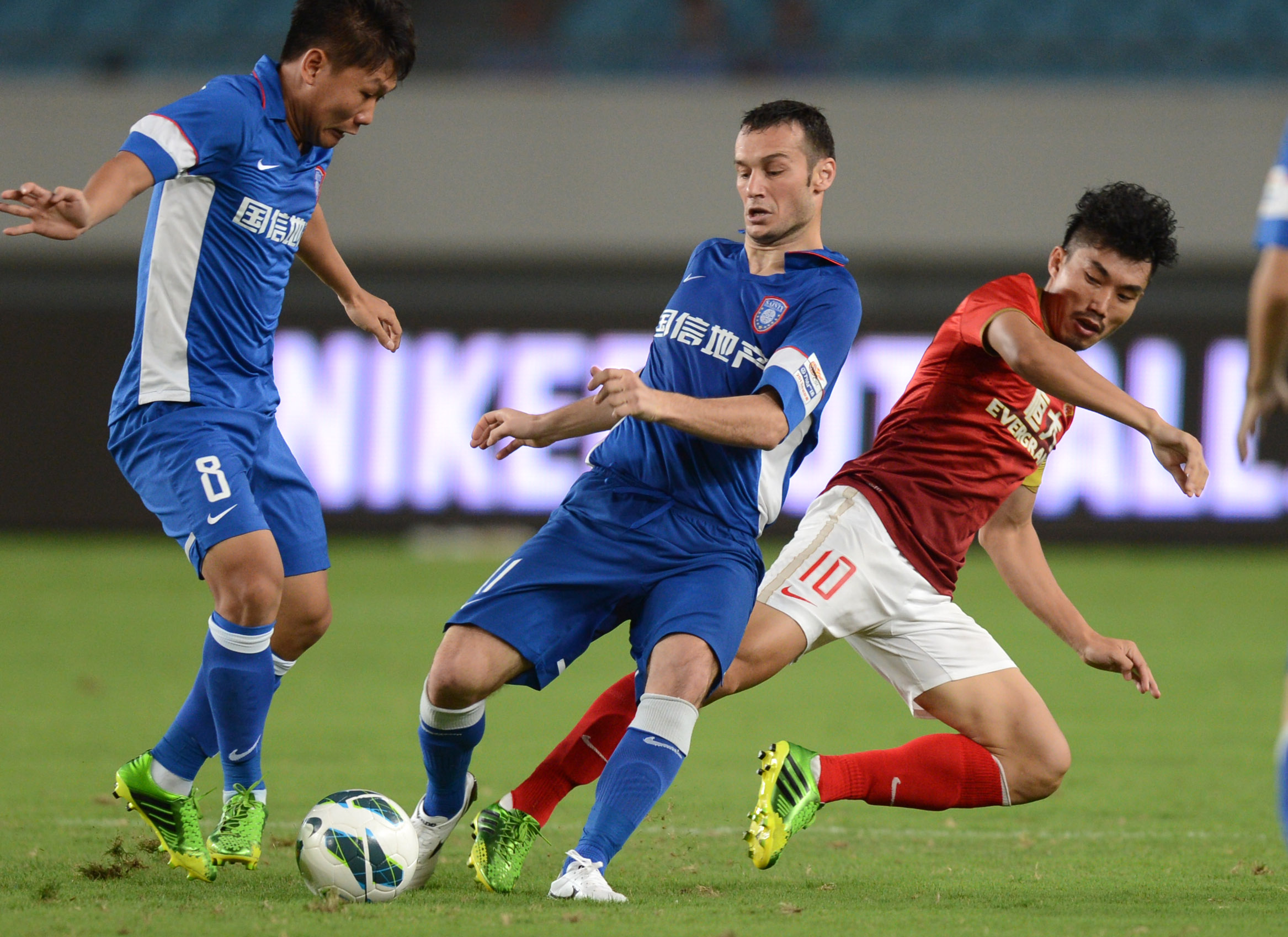 波媒：莱万与巴萨均未确定是否续约，将等到明年再做决定