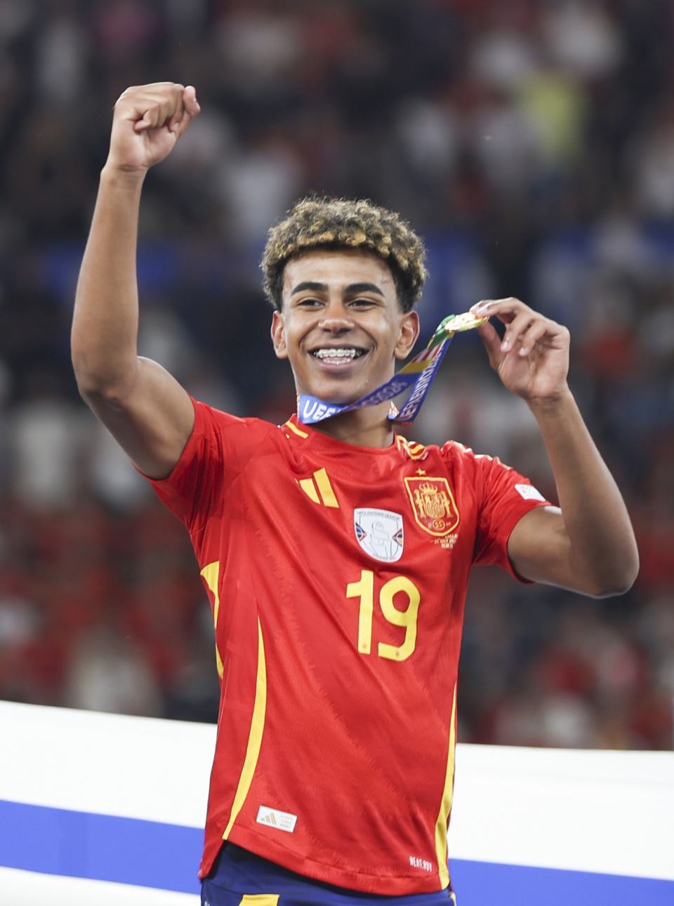 经济观察报：有关方面对国足洋帅年薪心理标准只有150万美元