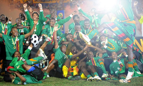 内马尔从中场跑回禁区开门球，结果队友直接开大脚让他无语