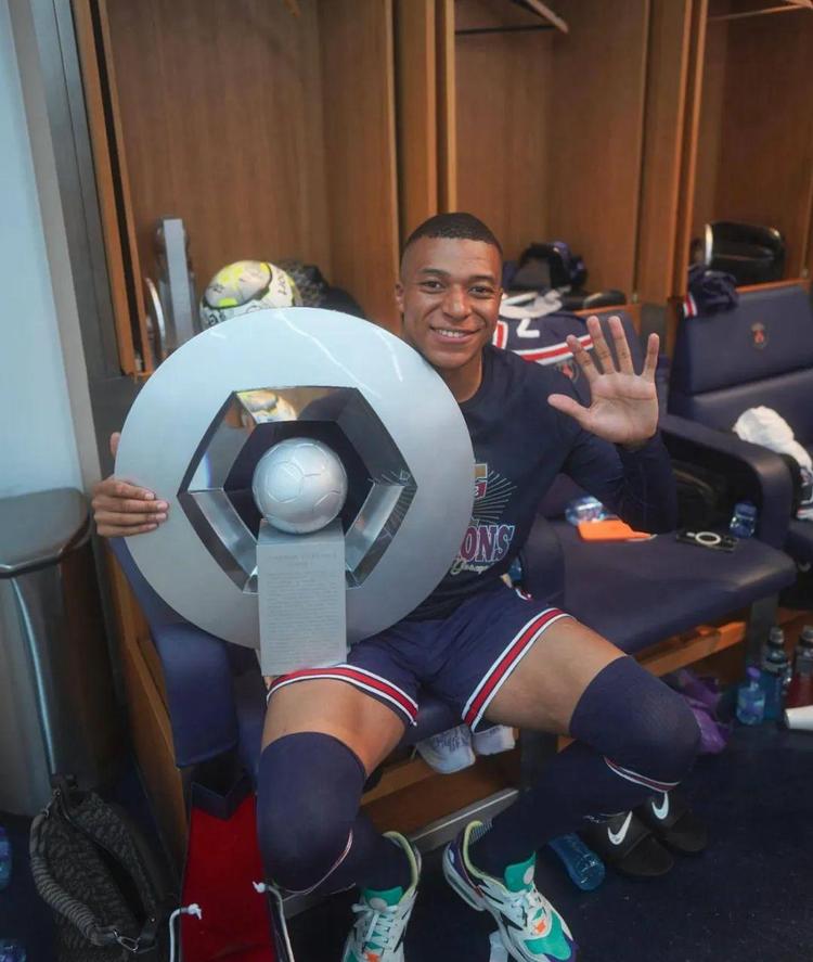 凯恩已在德甲10次完成帽子戏法，为该联赛历史第5多